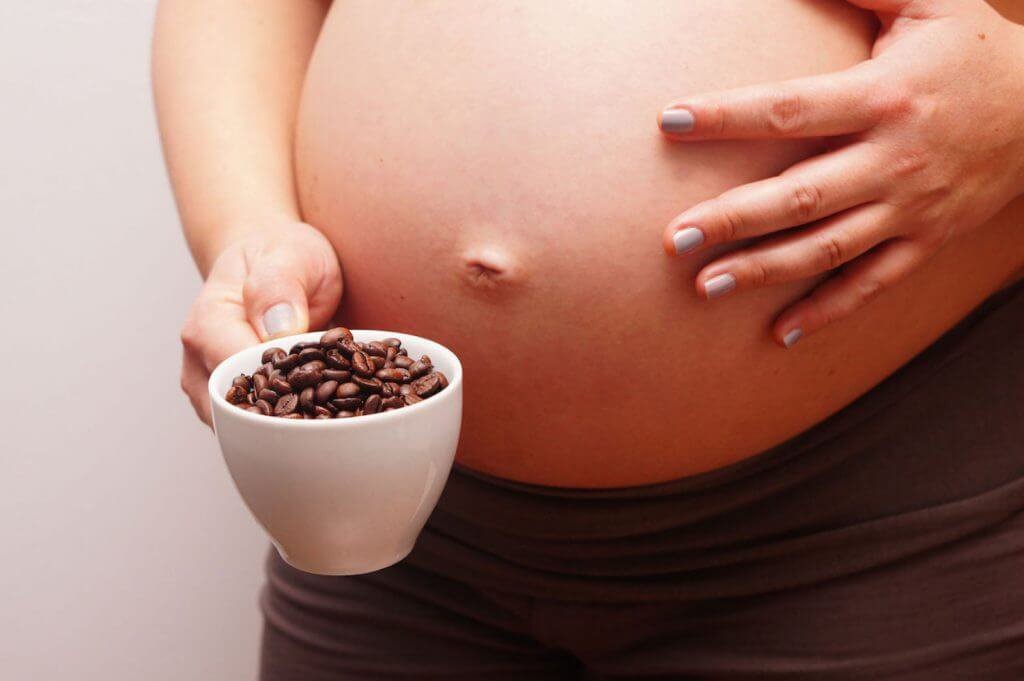 Phụ nữ mang thai không nên uống cafe