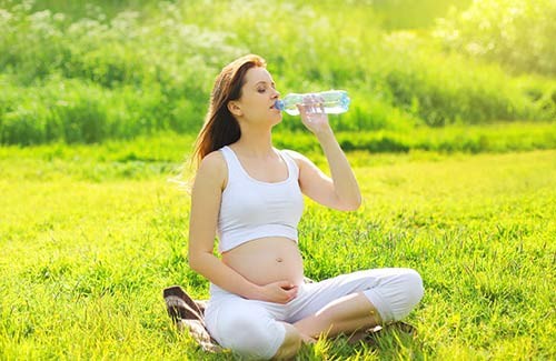 Phụ nữ mang thai uống nhiều nước để cải thiện đường tiêu hóa