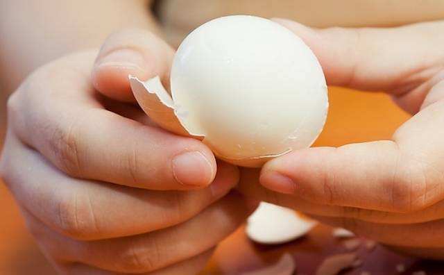 Cách bóc trứng