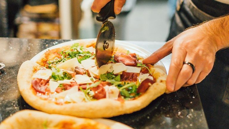 Xưởng Sản Xuất Pizza Đông Lạnh Bí Mật Của Nét Ngon Tuyệt Vời