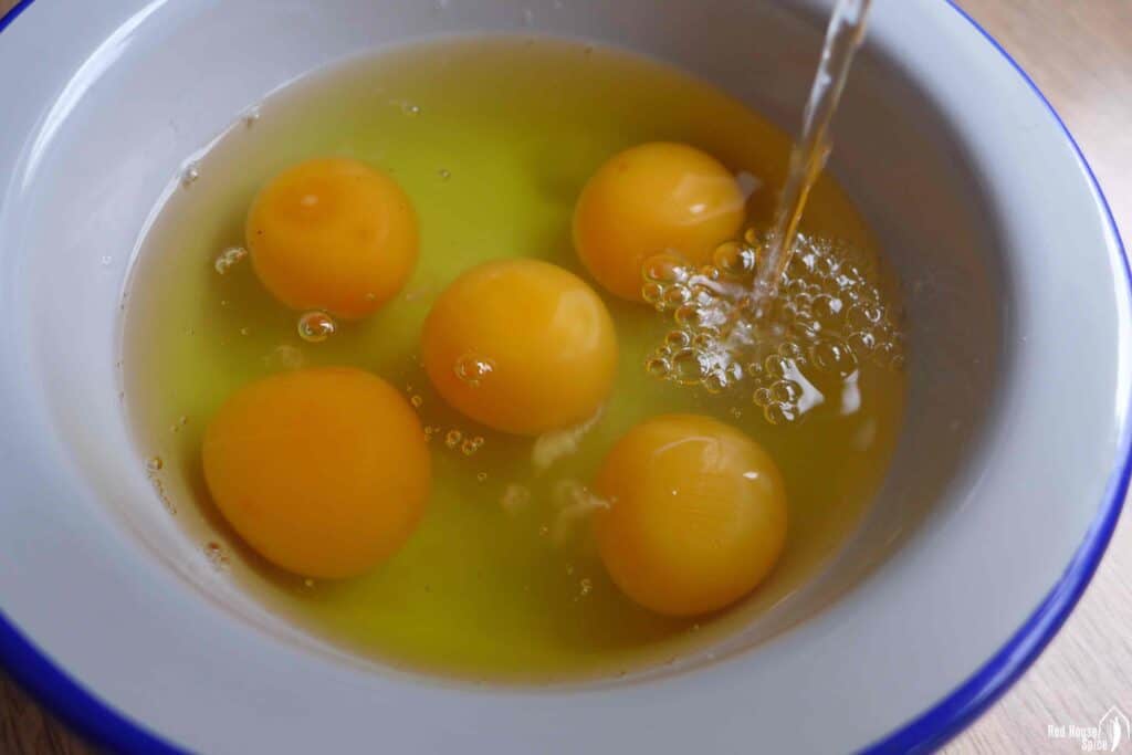 Trứng đập vào tô, bỏ vỏ