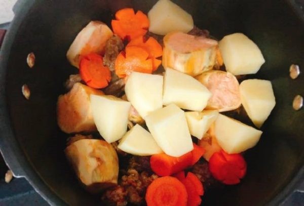 xào thịt bò với cà rốt, khoai tây