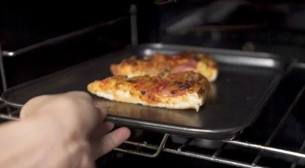 Hâm nóng bánh pizza bằng lò nướng