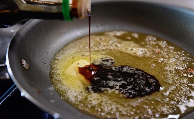 Cho bơ và mật ong vào chảo đun nóng