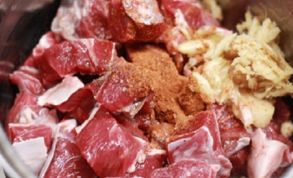 Ướp thịt bò trong 30 phút để gia vị thấm vào thịt
