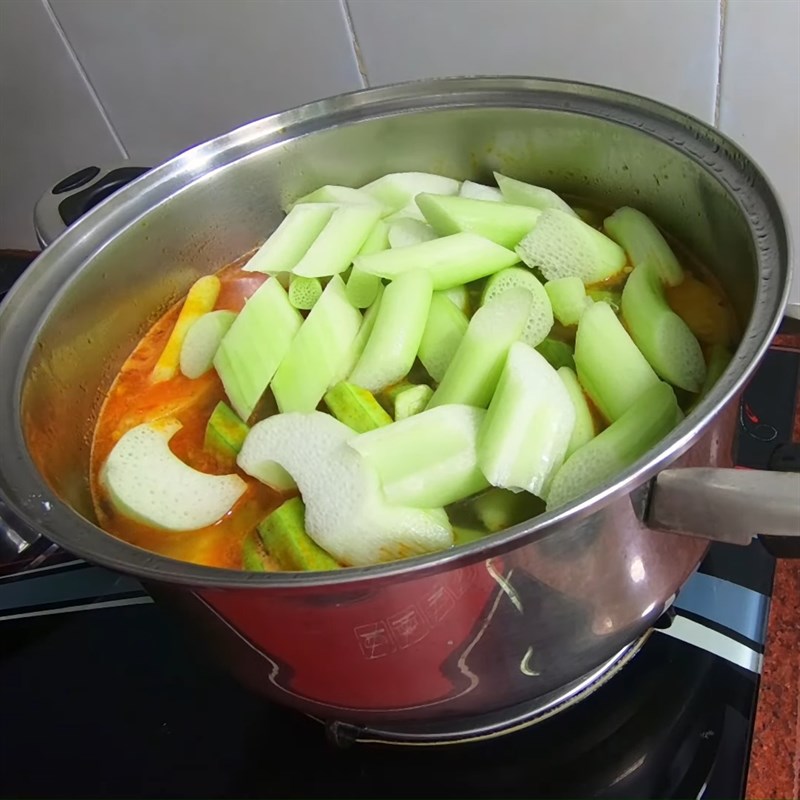 Nấu canh chua cá hồi