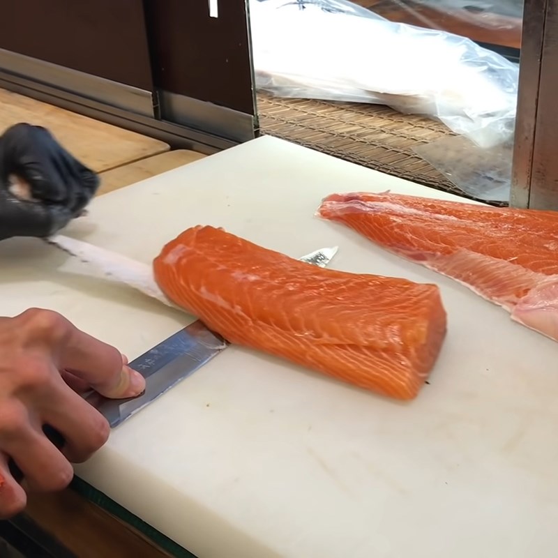 Sơ chế cá hồi làm sashimi