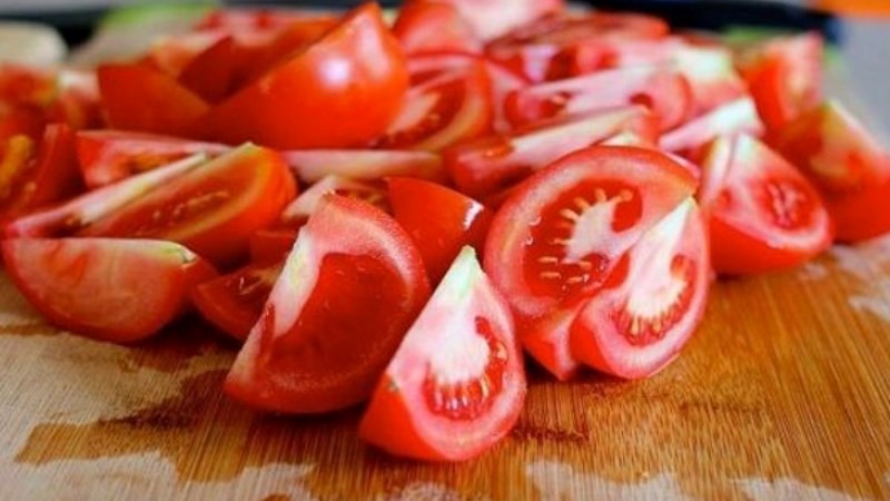 cắt cà chua thành múi cau