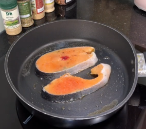 Mách bạn công thức làm cá hồi sốt cam siêu ngon