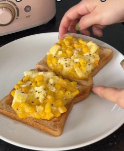 Cách làm bữa sáng với bánh sandwich ngô trứng - siêu nhanh gọn lại cực hấp dẫn